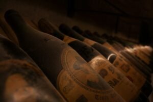 Boce vina na drvenom stalku u vinskom podrumu