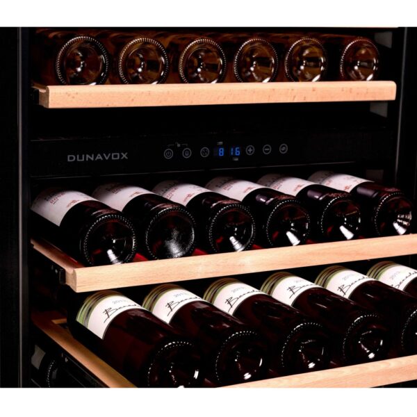 Dunavox DX-166 vinski izložbeni ormar.428DBK DUNAVOX DX-166.428DBK vinski ormar – unutrašnjost stariјeg modela