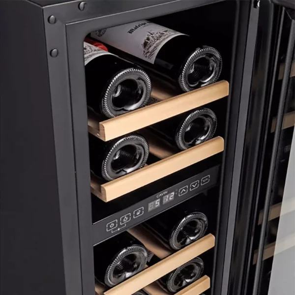 Unutrašnjost Cavin ACD30FGB izložbenog ormara za vino sa drvenim policama