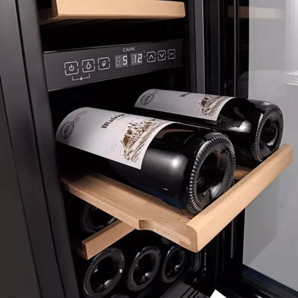 Drvene police u Cavin ACD30FGB izložbenom ormaru za vino