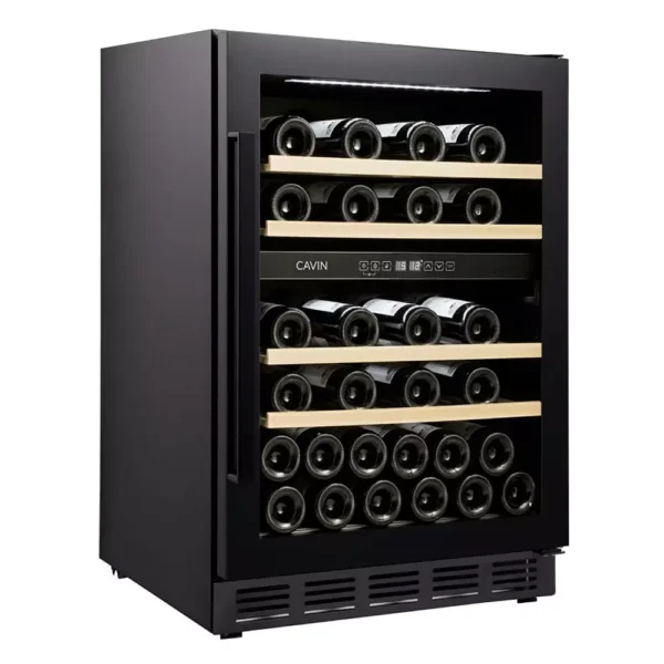 Unutrašnjost ormara za vino Cavin ACD60FGB sa drvenim policama