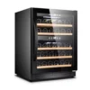 CAVIN SW40B vitrina za izložbu vina (2) Unutrašnjost vinskog ormara Cavin SW40B sa drvenim policama