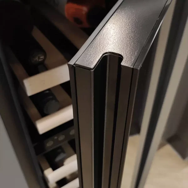 DUNAVOX DAUF-17.58DBH-2 vinski izložbeni ormar Unutrašnjost vitrinskog ormara za vino Dunavox DAUF-17.58DBH sa drvenim policama