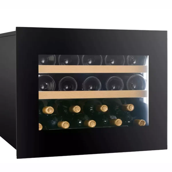 Unutrašnjost Dunavox DVN-19.50B.TO vitrinskog ormara za vino sa drvenim policama