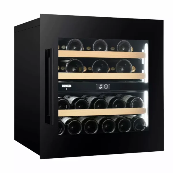 DUNAVOX DVP-25.65DB-2 vitrina za vino Unutrašnjost Dunavox DVP-25.65DB vitrinskog ormara za vino sa drvenim policama