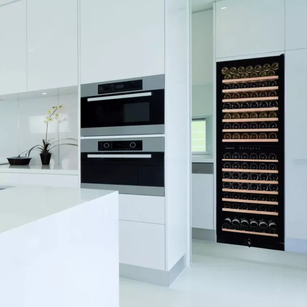 DUNAVOX DX-166.428DBK-7 vitrina za vino DUNAVOX DX-166.428DBK vinski ormar – unutrašnjost vinskog ormara
