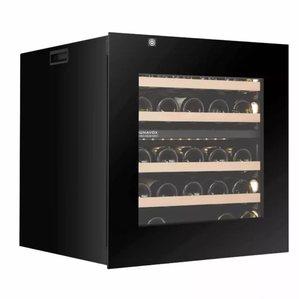 Unutrašnjost vinskog ormara Dunavox DXB-26.69DB sa drvenim policama