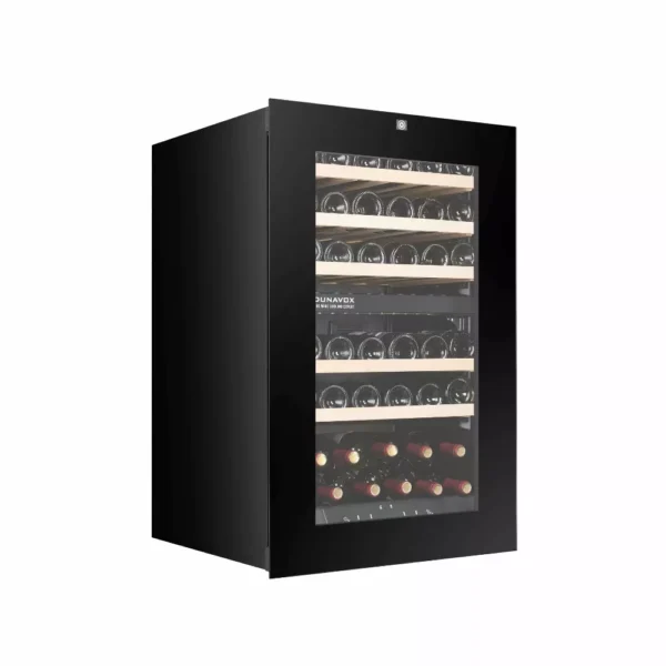 DUNAVOX DXB-42.100DB vitrina za vino (13) Unutrašnjost vitrinskog ormara za vino Dunavox DXB-42.100DB sa drvenim policama