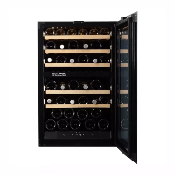 DUNAVOX DXJ-42.100DB vinski ormar (2) Unutrašnjost vinskog ormara Dunavox DXJ-42.100DB sa drvenim policama
