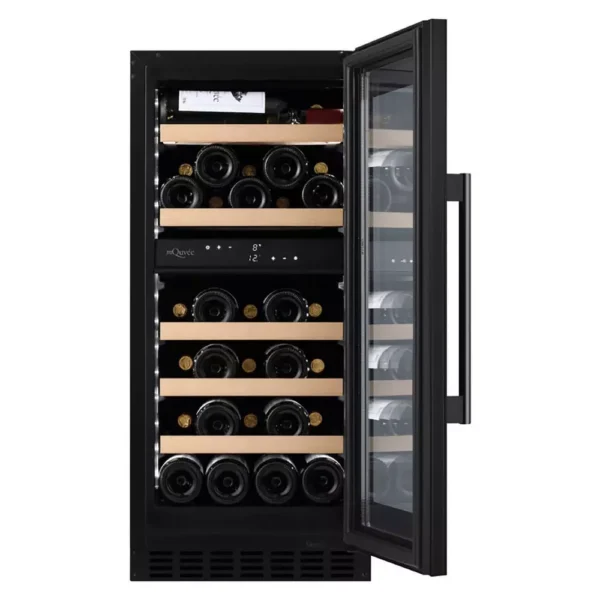 Unutrašnjost vinskog ormara mQuvee WCD40FGB sa drvenim policama