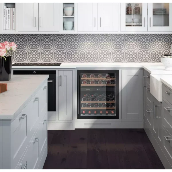 Ugraђeni vinski ormar mQuvee WCD60AB sa staklenim vratima