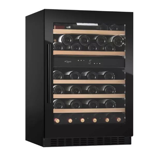 Unutrašnjost vinskog ormara mQuvee WCD60FGB sa drvenim policama